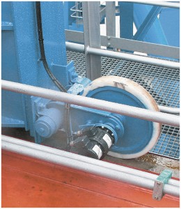 Bild 3:   Der an das gummierte Messrad der Laufkatze angebaute Zwillingsgeber POG 10 G liefert redundante Drehzahlsignale. (Bild: Baumer)