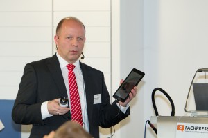 Thorsten Czech, Optris GmbH, machte die Anwesenden mit den Features einer neuen Wärmebildkamera zu vertraut. Bild: RBS