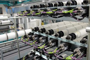 Ansicht des Liberty-Gestells mit den zugehörigen Schrittmotoren für die Fadenzugkontrolle Bild: Karl Mayer Textilmaschinenfabrik