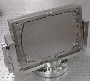 Kundenspezifischer Spiegelhalter für große Optiken. Auch diese Mechaniken können mit der PiezoMike automatisiert werden. Bild: Liop-Tec