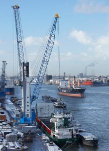 Hafenmobilkran: Die Vielzahl von Dreh- und Hebe- bzw. Senkvorgängen im Arbeitsalltag eines Hafenmobilkrans eröffnet ein hohes Potenzial zur Rekuperation rückgespeister Energie Bild: Terex Port Solutions