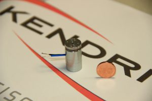 Die wohl kleinste Permanentmagnetbremse der Welt misst im Durchmesser lediglich 14 Millimeter und wiegt nur 13,6 Gramm. Bild: Kendrion (Aerzen)