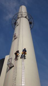 Neubau der Abluftabsaugung: einer der zwei neuen Abluftkamine mit Emissionsmessstellen auf der 43 m hohen Arbeitsbühne. Bild: Cordenka / Rösberg