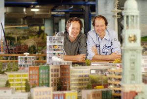 Die Gründer des Miniatur Wunderlandes: Gerrit und Frederik Braun. Bild: Miniatur Wunderland