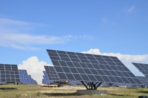 Mehr Sonnenenergie einfangen über Verstelleinrichtungen wie Tracker für Solarpaneele, auch dabei punktet der robuste, wartungsfreie ECI 80 Motor. Bild: ebm-papst