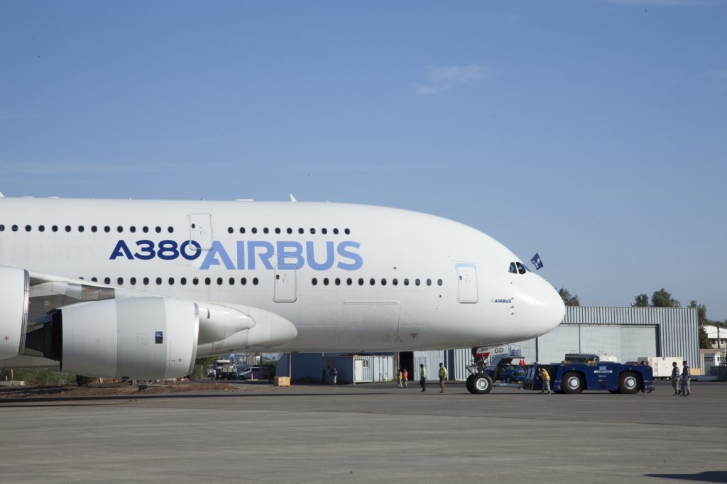 Das aktuell größte in Serienfertigung produzierte Verkehrsflugzeug ist der Airbus A380. Seine Türen sind zu groß und zu schwer, um sie manuell zu betätigen. Bild: Airbus