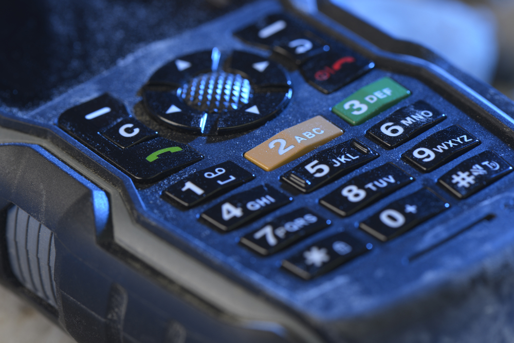Weltweit in Ex-Bereichen sicher telefonieren: Das neue UMTS Ex-Handy 08 für Zone 1 überzeugt als leistungsfähiges und individuelles Paket durch viele praxisgerechte Features Bild: ecom instruments