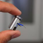 Sicherer Halt für Kleinstantriebe auch ohne Bestromung: Permanentmagnetbremse im Miniaturformat. Bild: Kendrion (Aerzen)