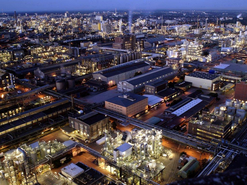 Das Herz der BASF-Gruppe ist die BASF SE mit ihrem Stammwerk in Ludwigshafen am Rhein. Mit über 160 chemischen Produktionsbetrieben, vielen hundert Labors, Technika, Werkstätten und Büros ist es der größte zusammenhängende Industriekomplex Europas. Bild: BASF