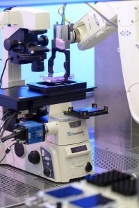 Hochdurchsatz-Mikroskopiesystem: Großflächige Objekte können in Sekundenschnelle mikroskopiert werden. Erstmals ist so eine mikroskopische 100-Prozent-Prüfung im industriellen Umfeld möglich. Bild: Fraunhofer IPT
