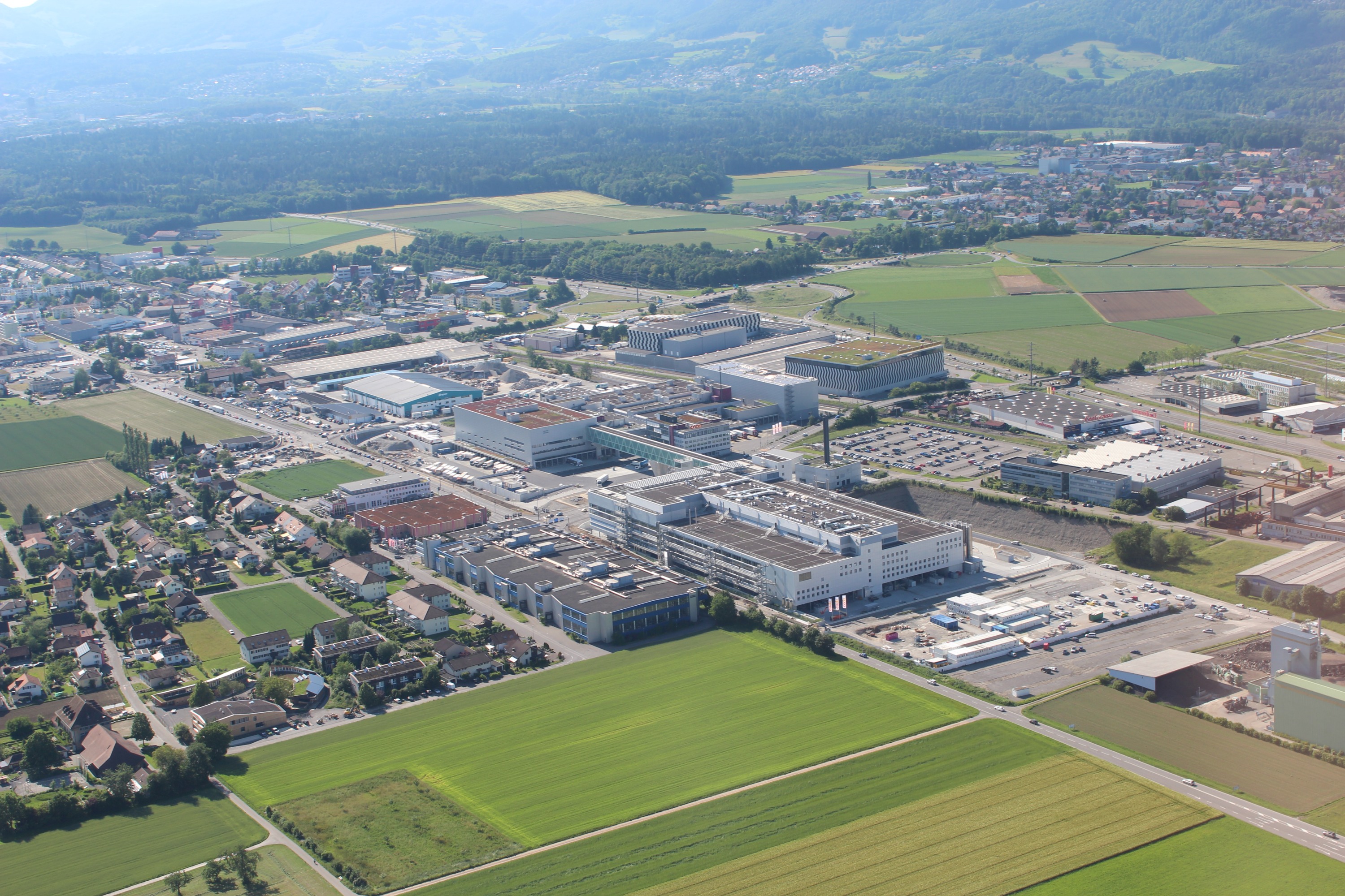 Luftaufnahme der drei Hauptgebäudeteile des neuen Logistikstandorts von Coop in Schafisheim. Bild: Coop