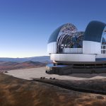 Das European Extremely Large Telescope (ELT) wird einen Hauptspiegel mit ca. 39 Metern Durchmesser haben, der aus ca. achthundert sechseckigen Spiegelelementen zusammengesetzt ist, und soll 2024 sein erstes Licht sehen. Bild: ESO