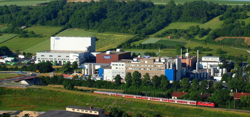 Die Danone GmbH produziert am Standort Ochsenfurt bei Würzburg hauptsächlich Joghurt und Desserts. Bild: Danone