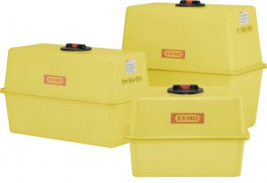 Randvoll gefüllt und sicher verzurrt bieten kleine Kofferfässer aus GFK oder PE-Fässer sicheren Schutz gegen Ladungsverschiebung. Bild: CEMO