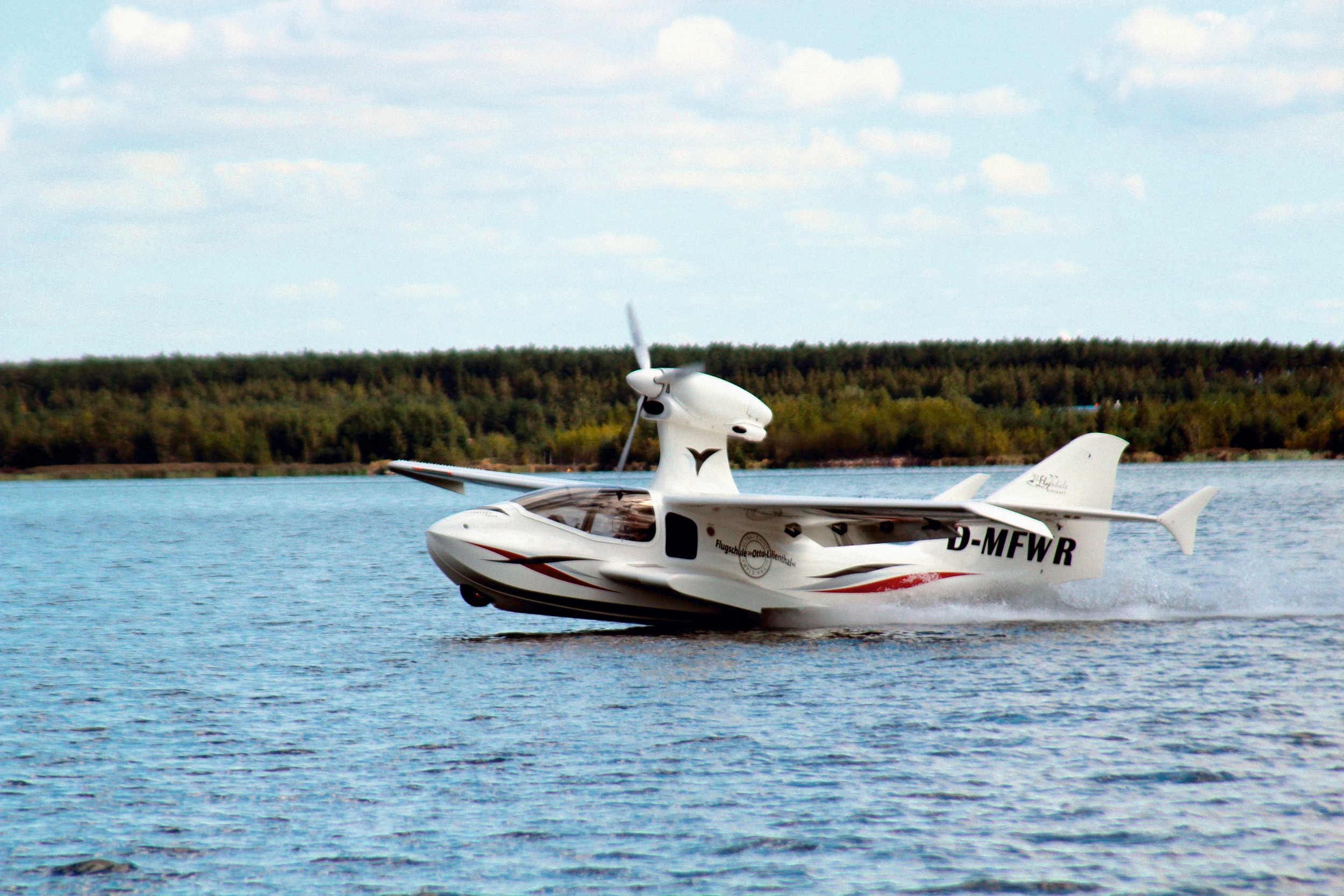 Das Amphibien-Flugzeug Flywhale bewegt sich zu Land, zu Wasser und natürlich in der Luft sicher und zuverlässig. Es eignet sich für Hobby-Flieger mit einer Leidenschaft fürs Wasser ebenso wie für den Küstenschutz oder Rettungsdienste. Bild: Peter Wolters