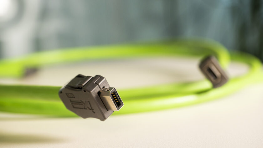 Der Kategorie 6A Industrie-Steckverbinder ix industrial von HIROSE mit Ethernet Leitungen von HELUKABEL. Bild: Helukabel