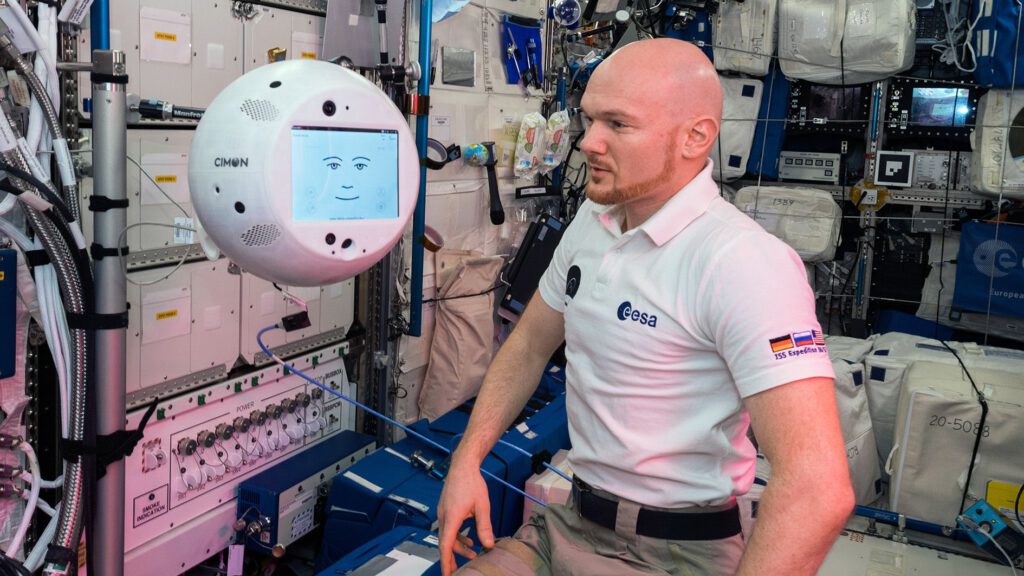 An Bord der ISS schwebt der kugelförmige Roboter mit der Größe und Form eines Medizinballs trotz seiner fünf Kilo Gewicht schwerelos im Raum. Bild: Airbus Space