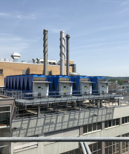 Vier neue Kompressor-Kältemaschinen auf dem Dach der Energiezentrale. Bild: Rösberg