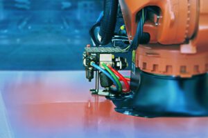 Beim Schweißen wird der Roboter nicht durch das Kühlsystem in seinem Arbeitsbereich eingeschränkt. Bild: Kuka Deutschland GmbH