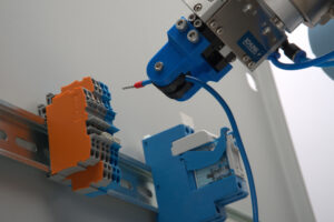 Auch eine spannende Anwendung: Einstecken biegsamer Kabel z.B. bei der Schaltschrankverdrahtung per Roboter. Bild: ArtiMinds