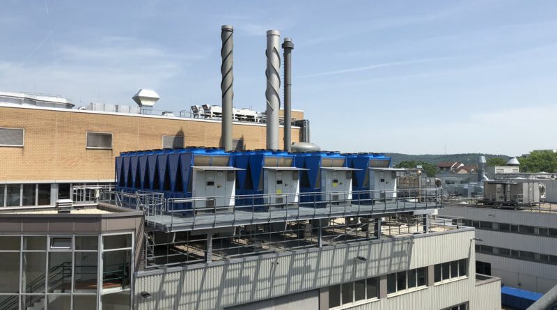 Bild 3: Vier neue Kompressor-Kältemaschinen auf dem Dach der Energiezentrale (Urheber: Rösberg)