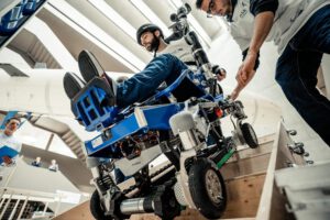 Bild 1: Cybathlon-Pilot Florian Hauser in seinem Wettkampf-Rollstuhl, der von einem Ingenieursteam der Hochschuhe Rapperswil ständig weiterentwickelt wird. (Urheber: Manuel Gutjahr)