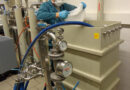 Bild 3 Mitarbeiter bei dem Chemikalienansatz für die Passivierung.