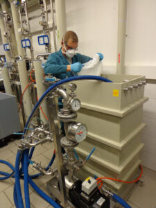 Bild 3 Mitarbeiter bei dem Chemikalienansatz für die Passivierung.