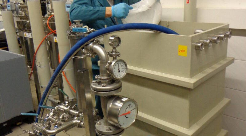 Bild 3 Mitarbeiter bei dem Chemikalienansatz für die Passivierung.